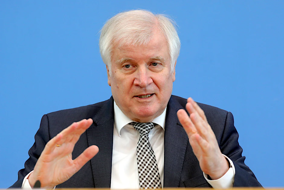 Horst Seehofer ist der Meinung, dass die Debatte um eine allgemeine oder teilweise Impfpflicht die Bevölkerung verunsichern könnte.