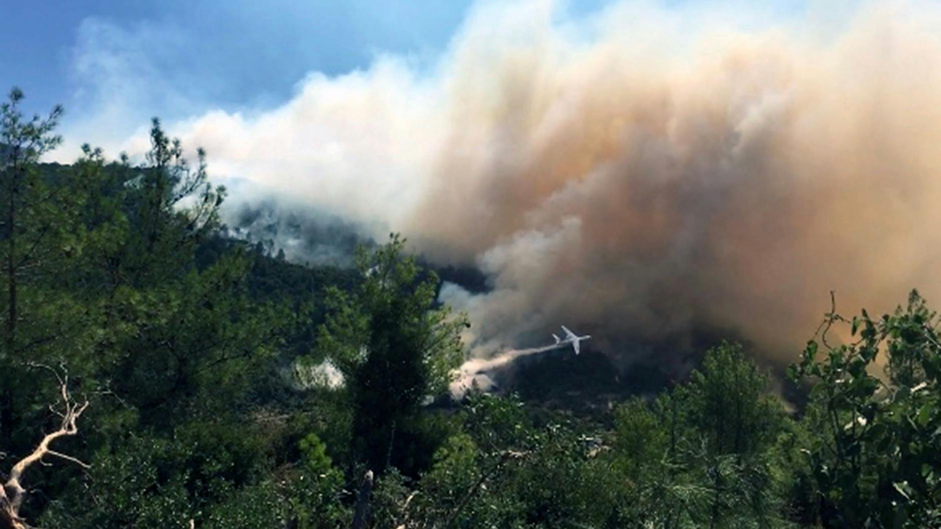 Ein Löschflugzeug fliegt über einem Waldbrand in der Nähe der Stadt Manavgat in der Provinz Antalya auf. Die Türkei kämpft mit den schwersten Waldbränden seit Jahren.