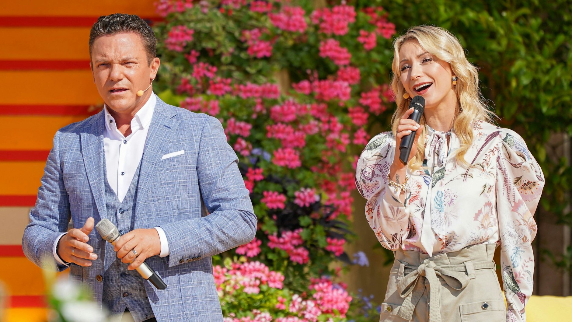 Stefan Mross und Anna Caria Woitschack  bei „Immer wieder sonntags“.