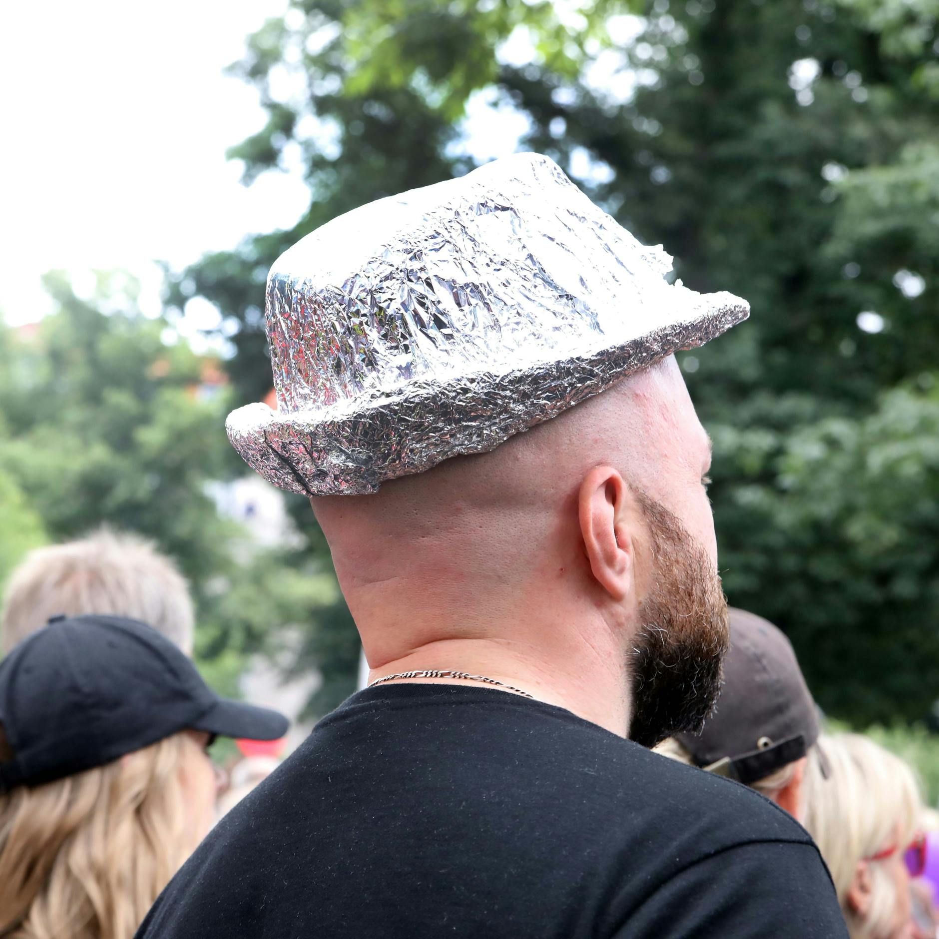 Mit Alu-Hut ist dieser Mann zur verbotenen Demo gekommen.