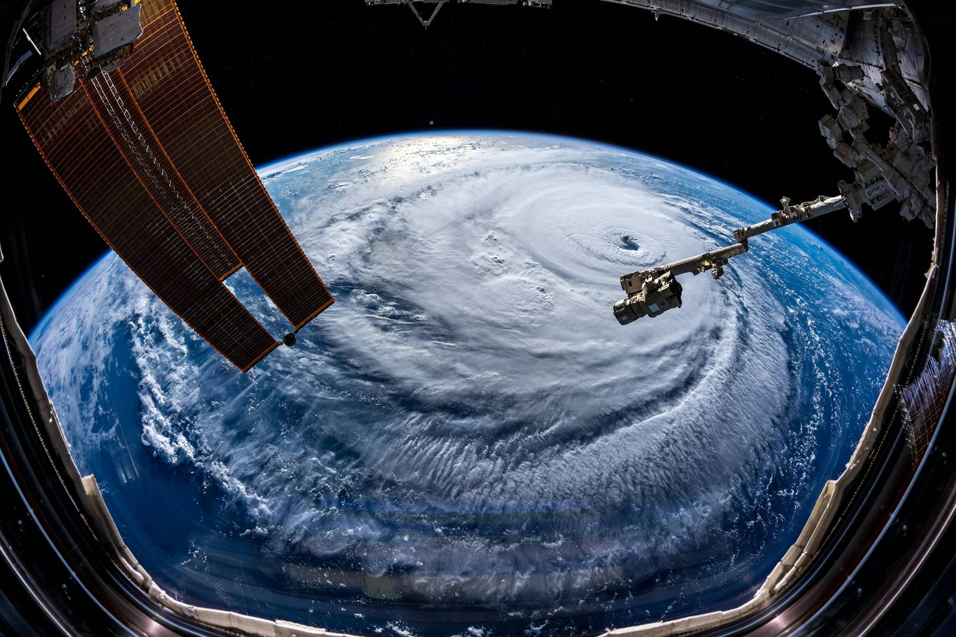 Blick aus der Internationalen Raumstation ISS auf den riesigen Hurrikan Florence, 2018 im Nordatlantik. Forschern zufolge werden Hurrikane heftiger und halten sich länger an Land.
