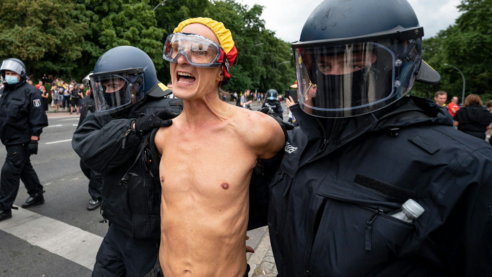  Die Polizei nimmt einen Demonstranten mit nacktem Oberkörper, Schutzbrille und Haube bei einer unangemeldeten Demonstration an der Siegessäule fest.