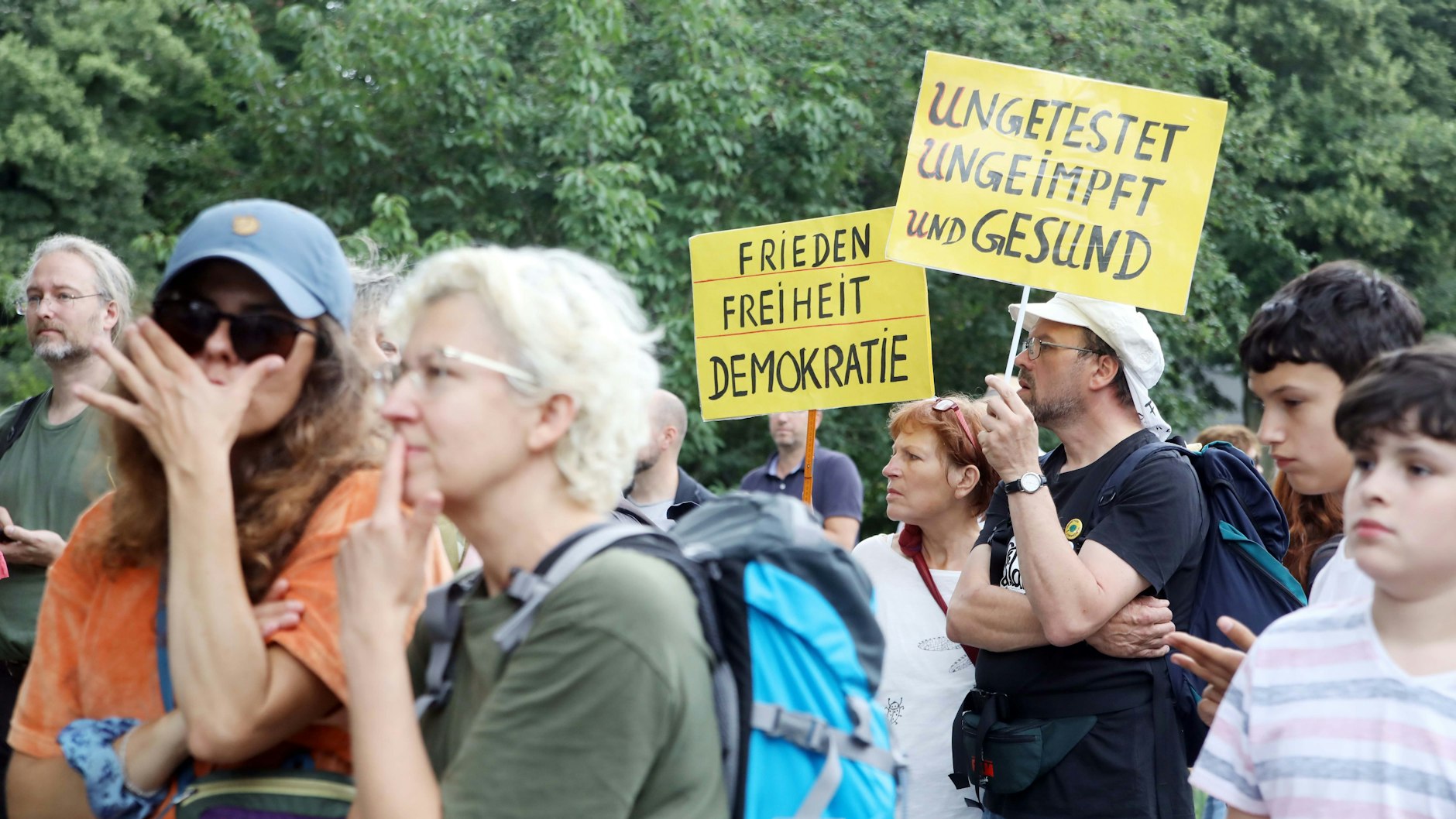 Trotz Verbots versammeln sich die Querdenker in der Stadt, hier in Neu-Westend.