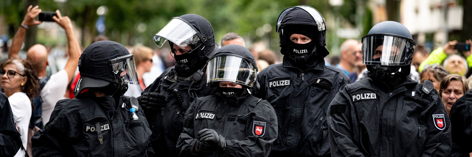 Polizisten hindern Corona-Leugner daran, weiter durch Berlin zu ziehen.