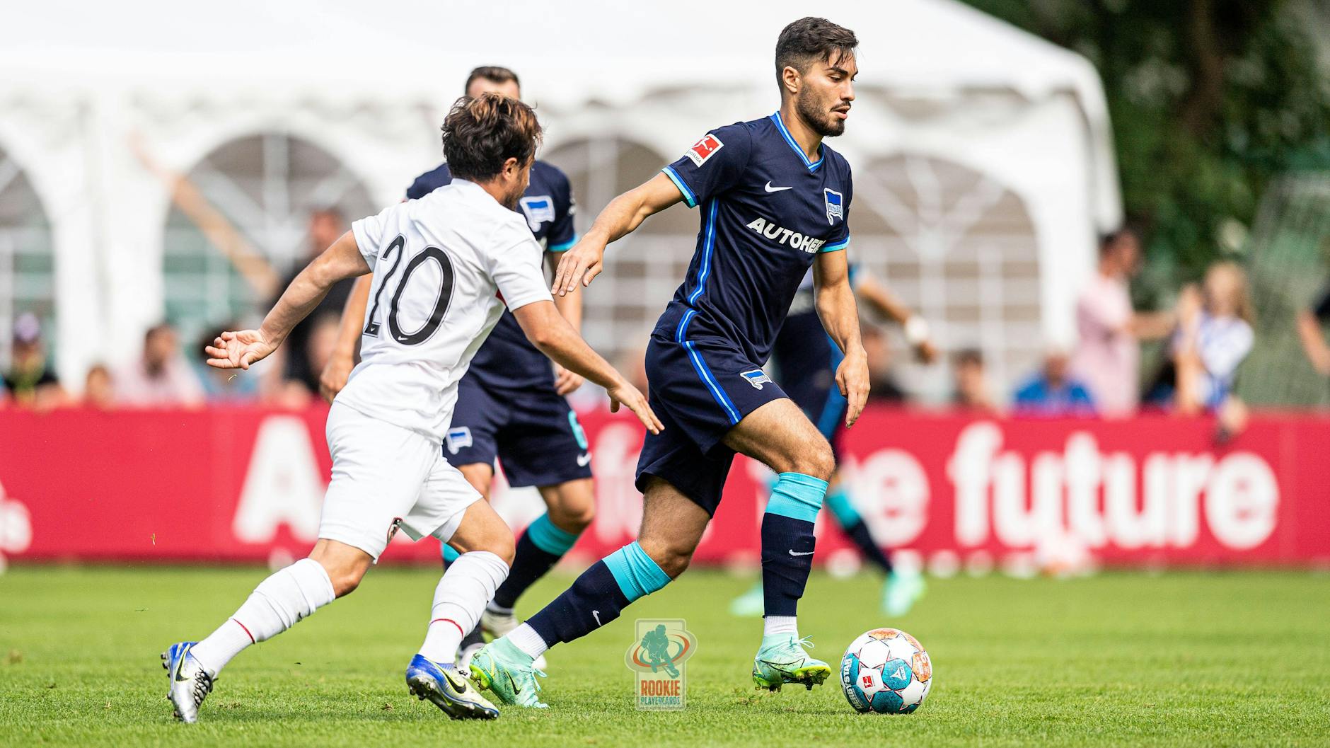 Suat Serdar (r.) mit dynamischen Antritt beim abgebrochenen Testspiel gegen Gaziantep FK. 
