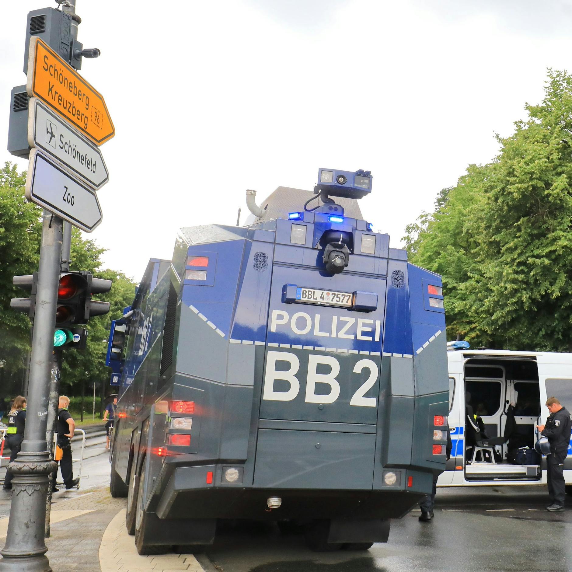 Am Großen Stern fahren Wasserwerfer auf.