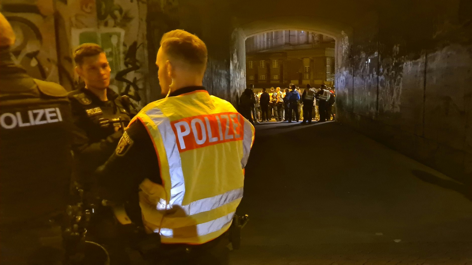 Die Berliner Polizei hat in der Nacht zu Sonntag den James-Simon-Park räumen müssen. Mehrere Tausend Jugendliche hatten dort eine Party gefeiert (Archivbild).