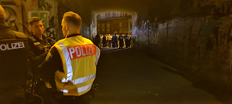 Die Berliner Polizei hat in der Nacht zu Sonntag den James-Simon-Park räumen müssen. Mehrere Tausend Jugendliche hatten dort eine Party gefeiert (Archivbild).