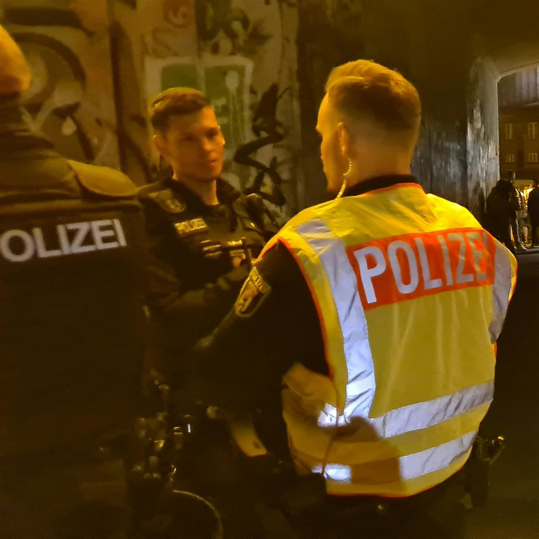 Berlin: Polizei löst Corona-Party in Park auf – 19 Einsatzkräfte verletzt