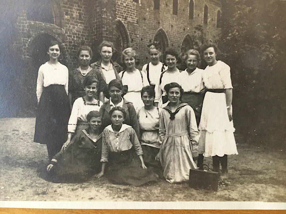 3500 Bücher und rund 8000 lose Blätter umfasst die Bibliothek. Und auch Fotos wie dieses gehören dazu: Es lag in einem Buch der Berlinerin Betty Swiemer und zeigt ihre Klasse.<br>