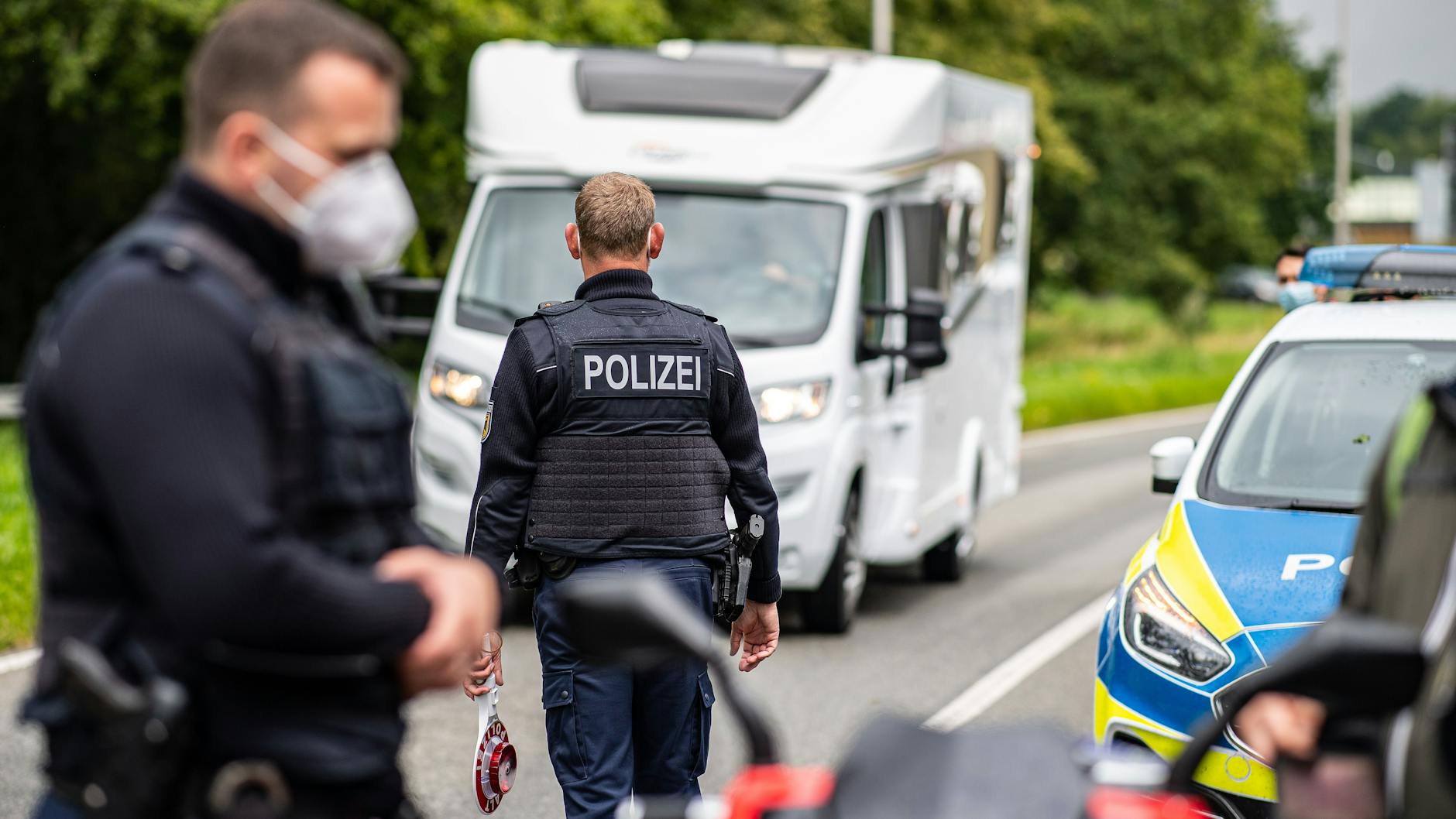 Bundespolizisten kontrollieren Reisende an der deutsch-niederländischen Grenze.