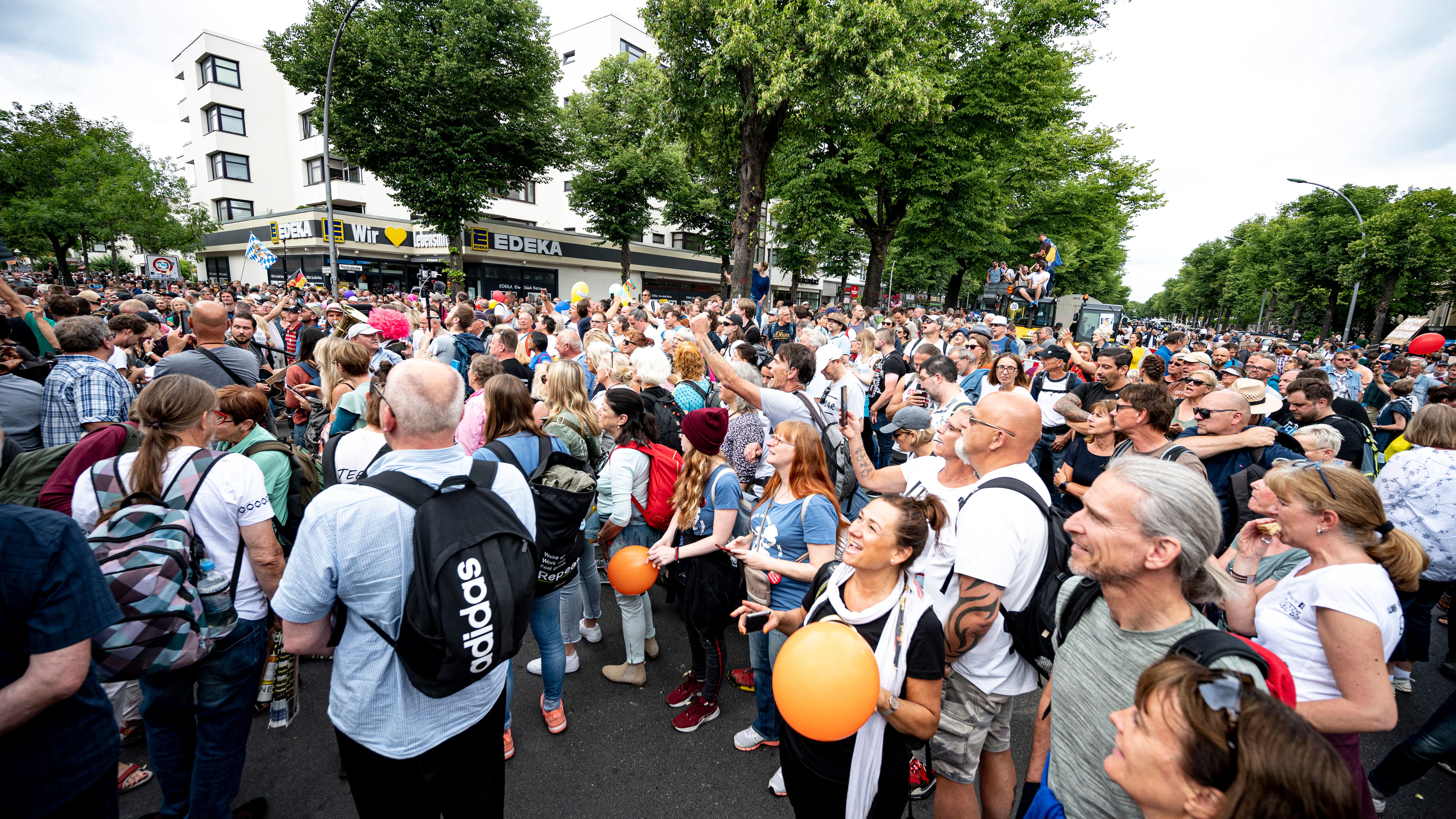 Corona-Protest in Berlin: Demonstranten bei einer unangemeldeten Kundgebung am Sonntag