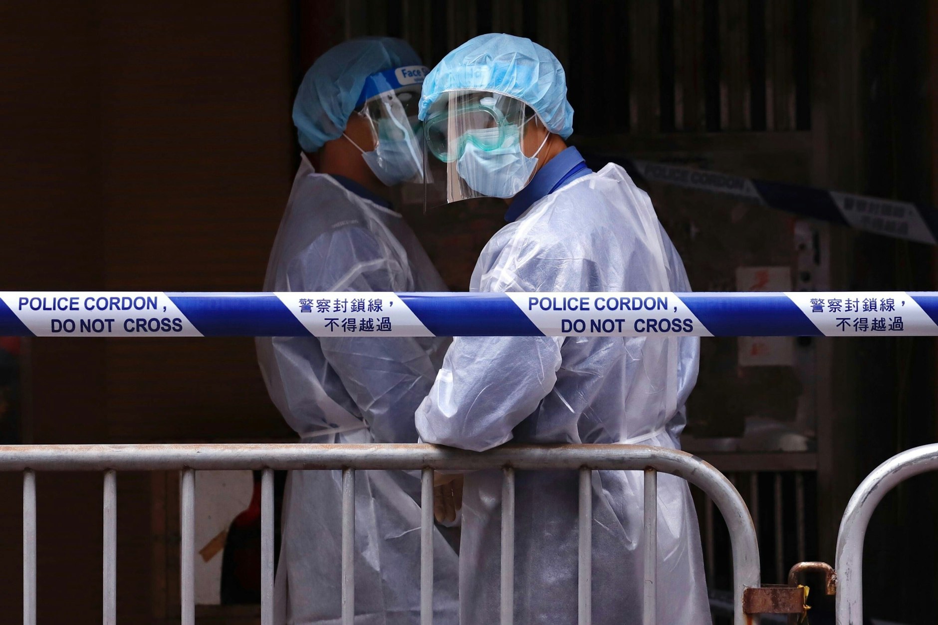 Chinesische Mediziner in Schutzanzügen untersuchen ein Haus, in dem es mehrere Corona-Fälle gegeben haben soll. In China werden betroffene Wohngebiete schnell abgeriegelt.