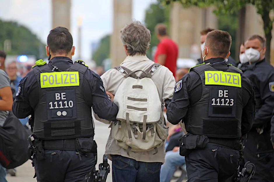 Festnahme bei einer der verbotenen Demos in Berlin am Sonntag.
