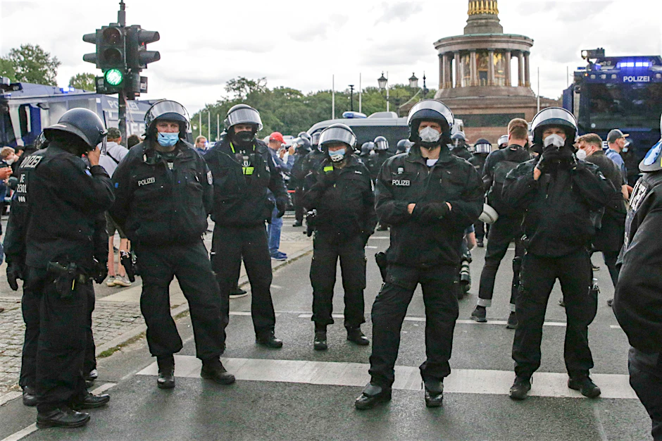 Polizisten sichern den Zugang zur der Siegessäule. Mehrere Demonstrationen in Berlin blieben am Sonntag verboten.