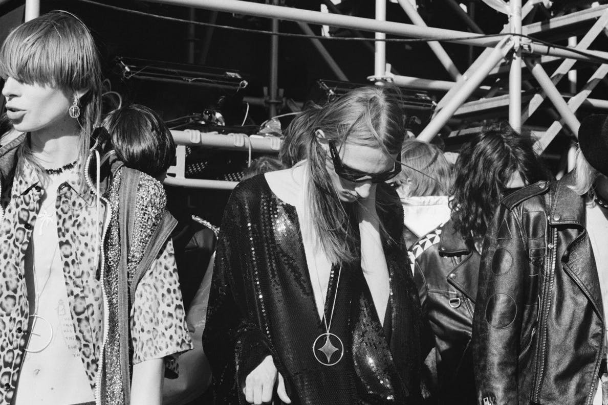 Headbanging macht nur mit langen Haaren Spaß. Der heilige Festival-Look für nächsten Sommer von Celine Homme.