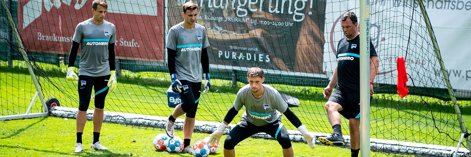Andreas Menger (r.) trainiert seit dieser Saison Herthas Torhüter. 