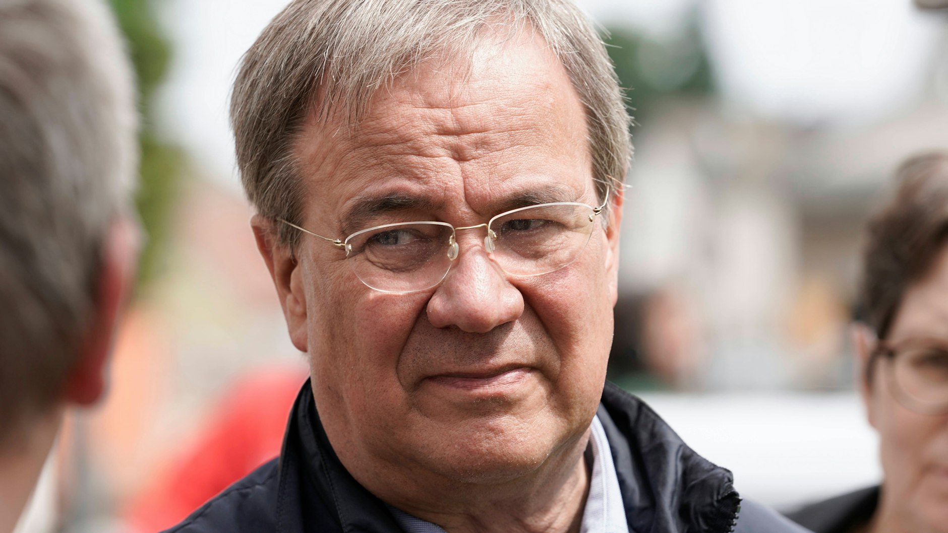 Armin Laschet im Gespräch mit einem betroffenen Anwohner. Der CDU-Kanzlerkandidat besuchte Swisttal, um sich ein Bild von den Schäden zu machen. Viele der Einheimischen kritisierten, dass sie von der Politik mehr Unterstützung erwartet hätten. 