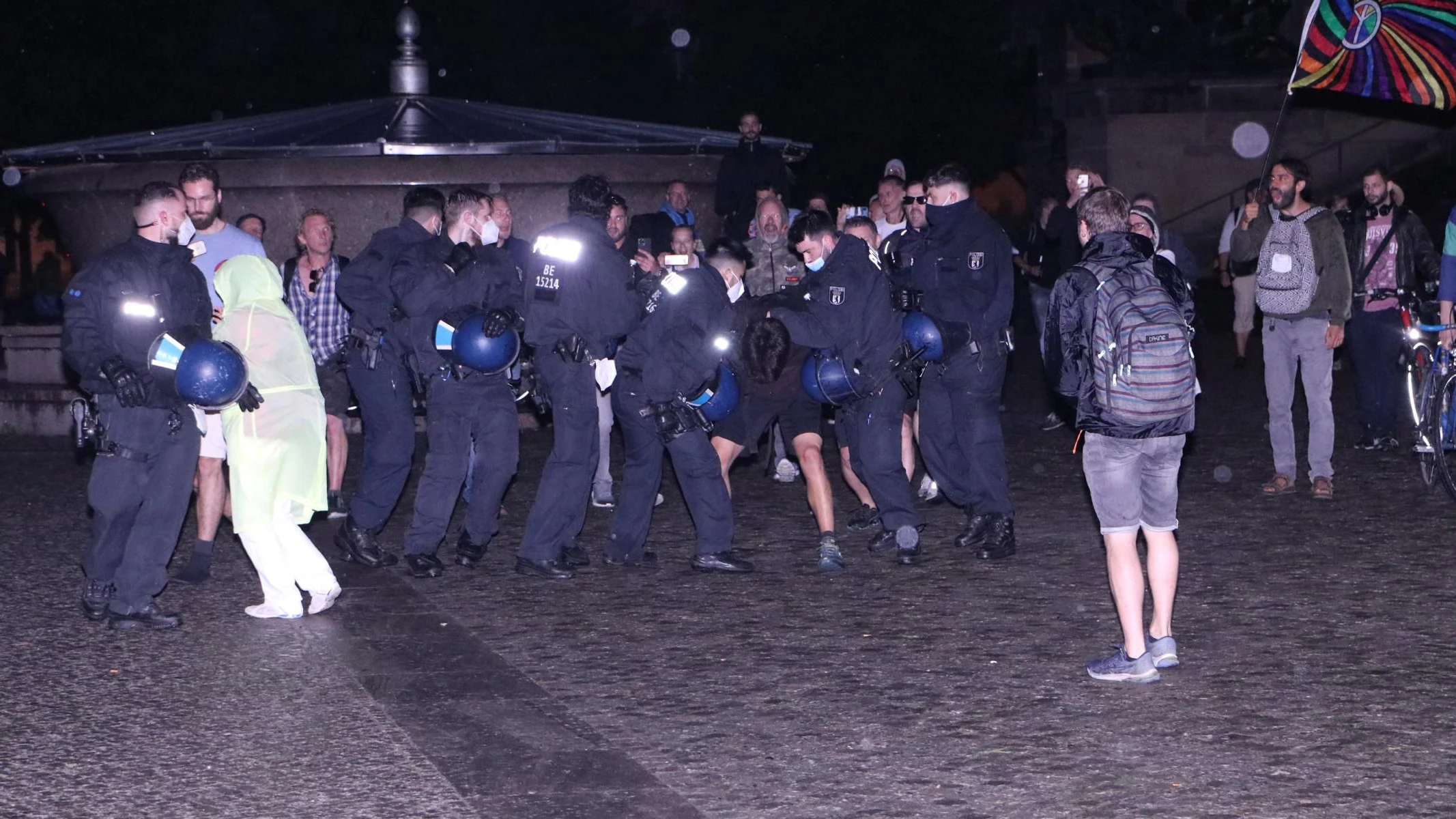Auch am Sonntagabend waren einige Demonstranten in Berlin-Mitte unterwegs. Sie sollen Flaschen auf Polizisten geworfen haben.