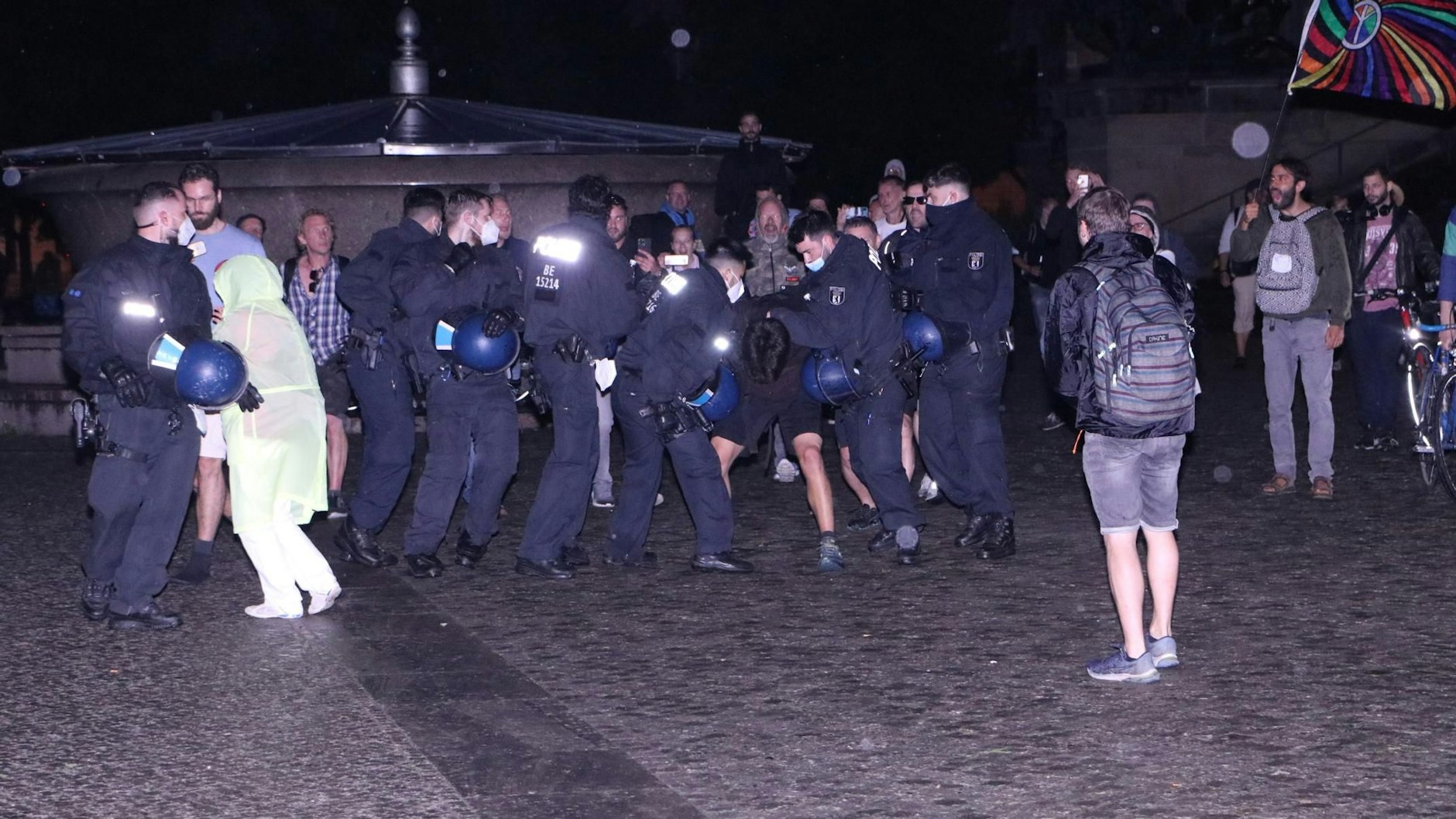 Auch am Sonntagabend waren einige Demonstranten in Berlin-Mitte unterwegs. Sie sollen Flaschen auf Polizisten geworfen haben.