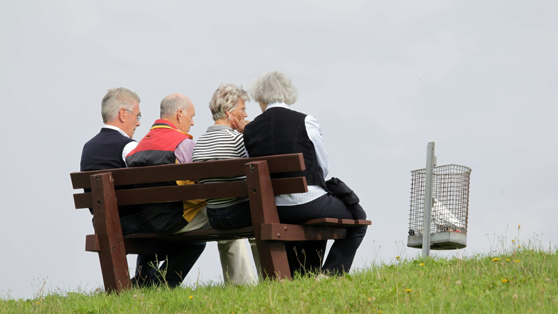 Reicht die Rente oder reicht sie nicht? Fakt ist: Das Rentenniveau in Deutschland sinkt. Die private Altersvorsorge sollte die Lücke ausgleichen&nbsp;– doch zumindest Riester ist umstritten.