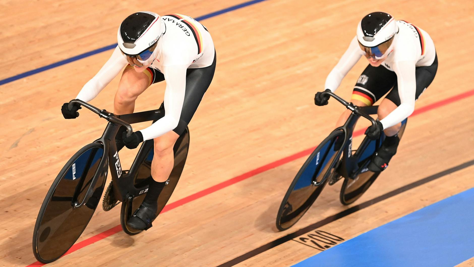 Lea Sophie Friedrich und Emma Hinze (v. l.) haben im Teamsprint die Silbermedaille gewonnen.