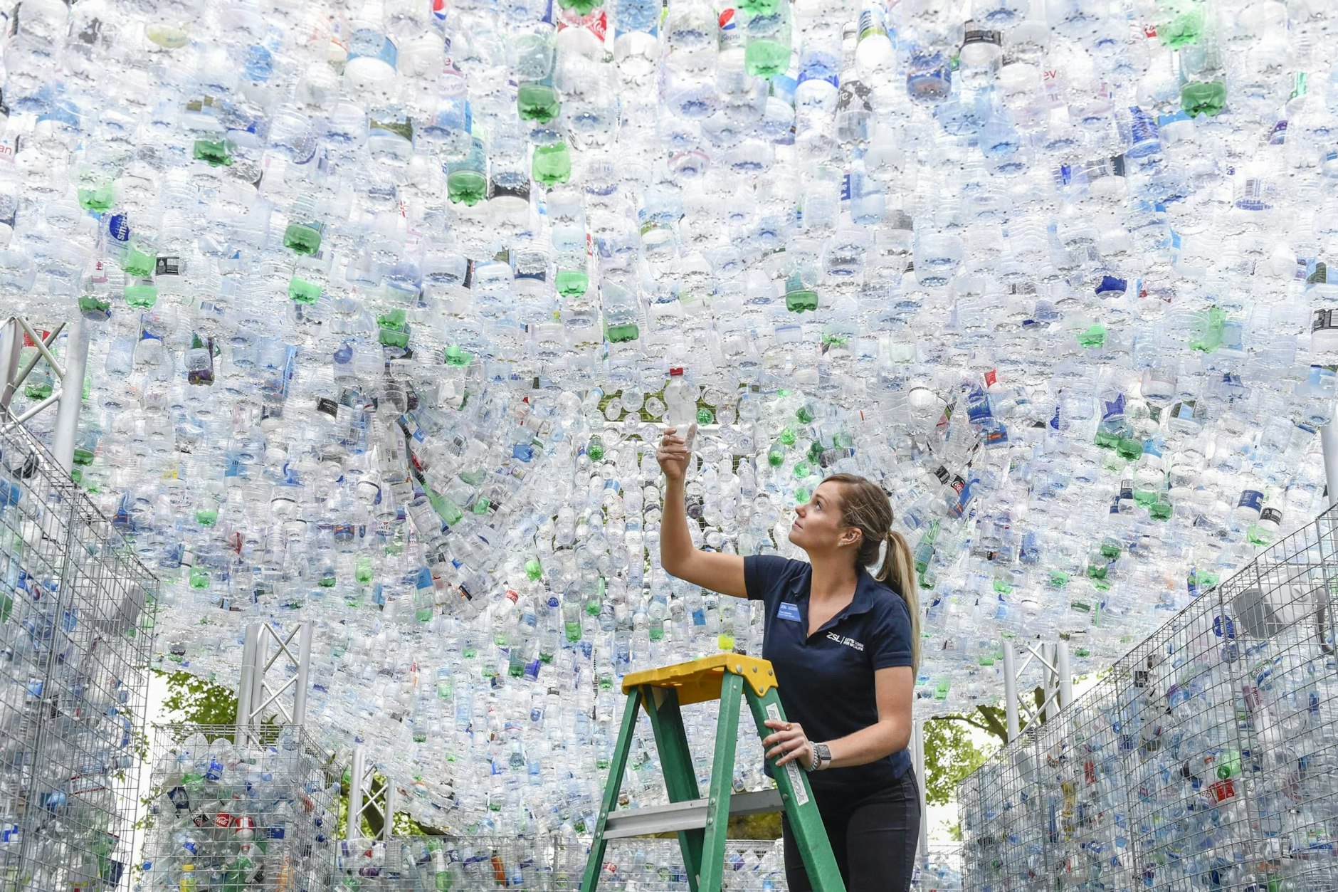 Kreativer Umgang mit Plastikmüll: In London bringt&nbsp;Fiona Llewellyn die letzte Flasche der Kunst-Installation&nbsp;„Space of Waste“ an. Mit dem Projekt soll auf die schädliche Wirkung der Einmal-Verwendung von Plastikflaschen für die Ozeane hingewiesen.