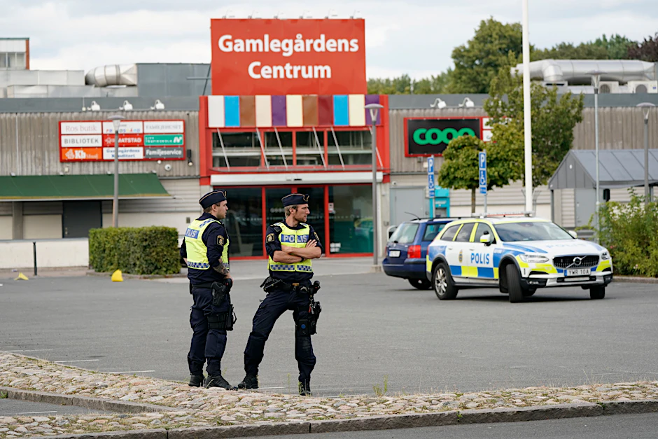 Polizisten am Tatort in Kristianstad. Hier wurden mehrere Menschen durch Schüsse schwer verletzt.
