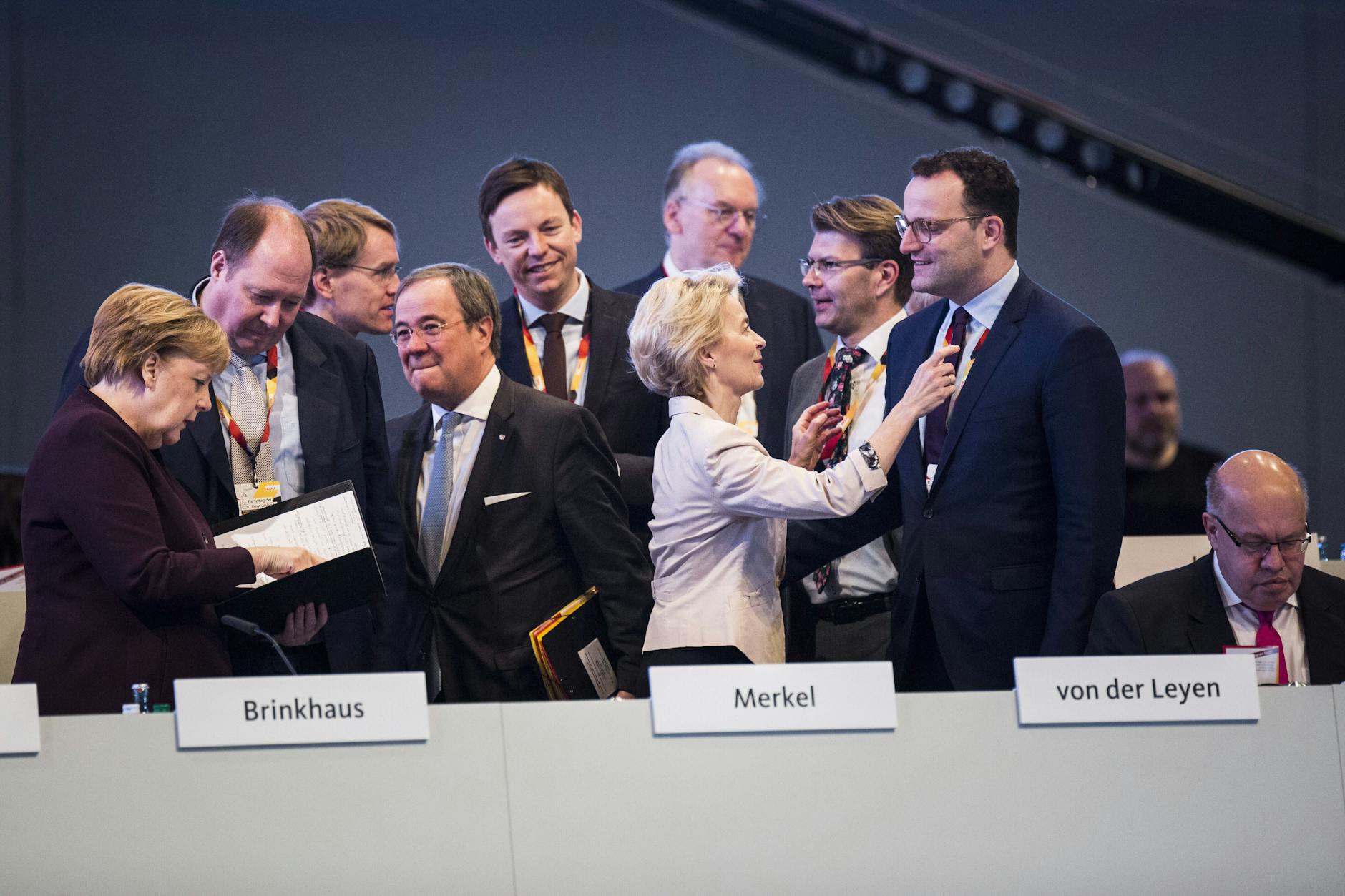 EU-Kommissionspräsidentin Ursula von der Leyen mit CDU-Politikern auf dem 32. Bundesparteitag der CDU in Leipzig, am 22.11.2019.