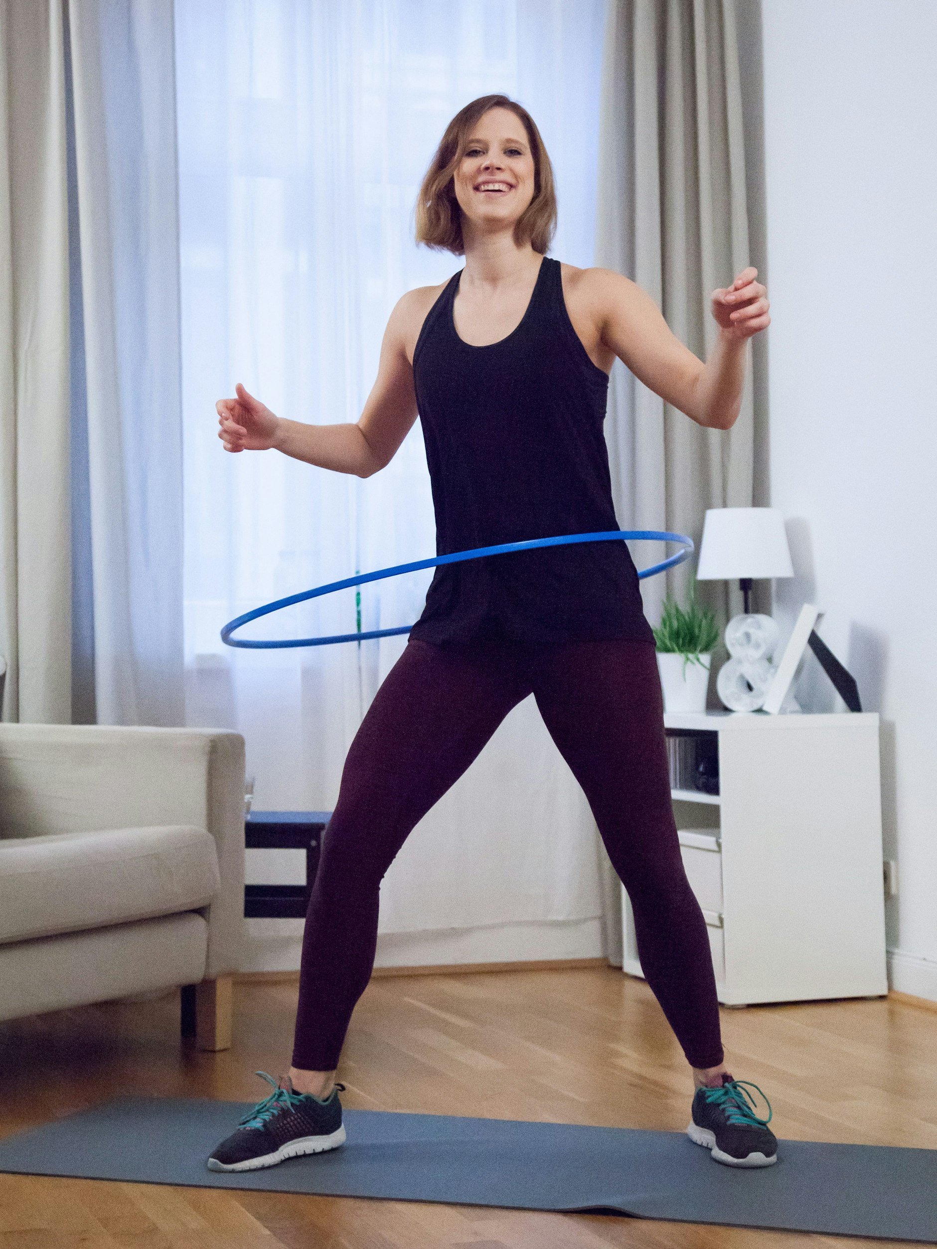 Der Hula-Hoop-Reifen ist das ideale Fitness-Gerät fürs Wohnzimmer. Und man kann nebenbei fernsehen.