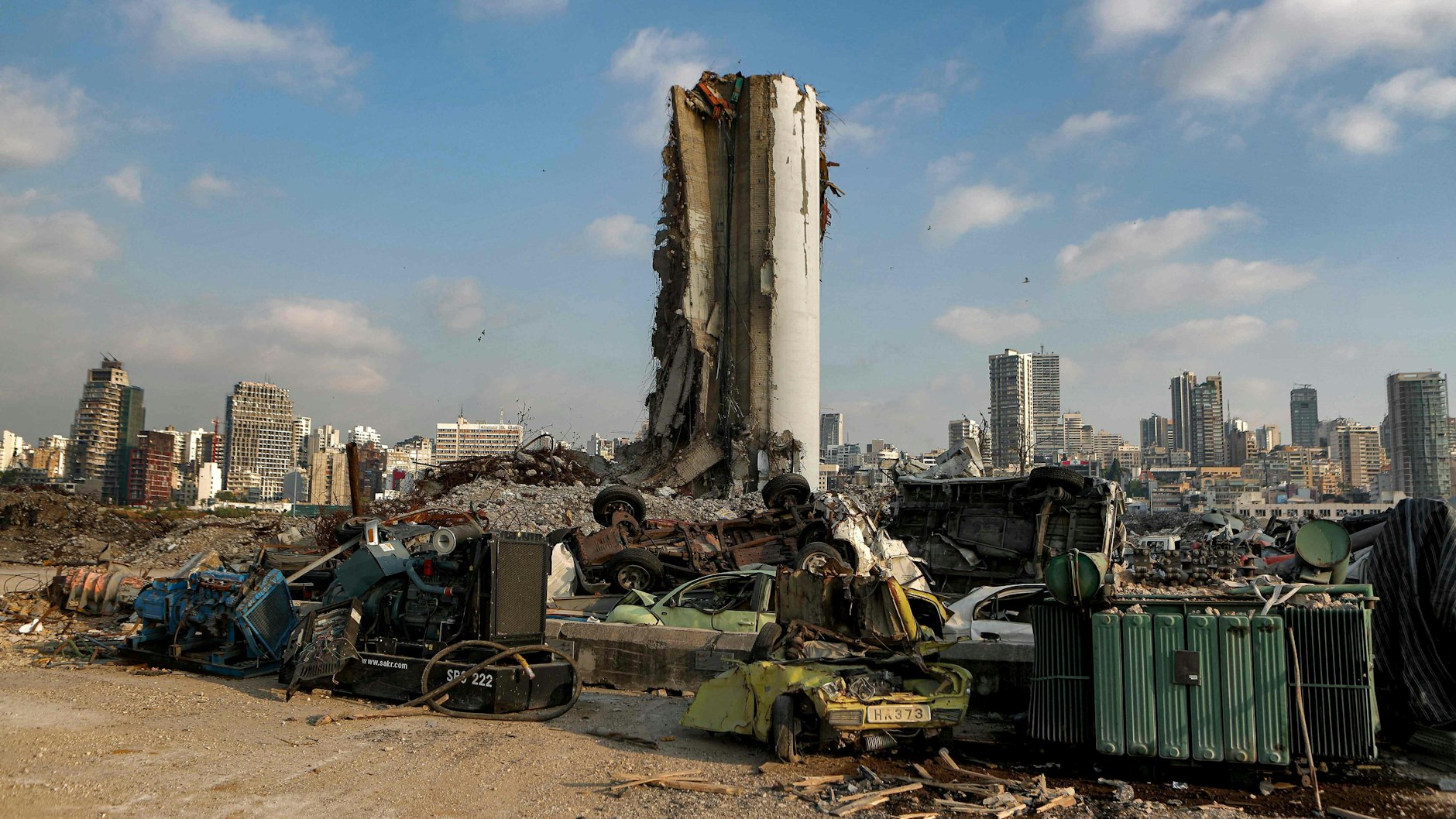 Noch vor drei Wochen, fast ein Jahr nach der Explosion, sah es im Hafen von Beirut so aus.&nbsp;