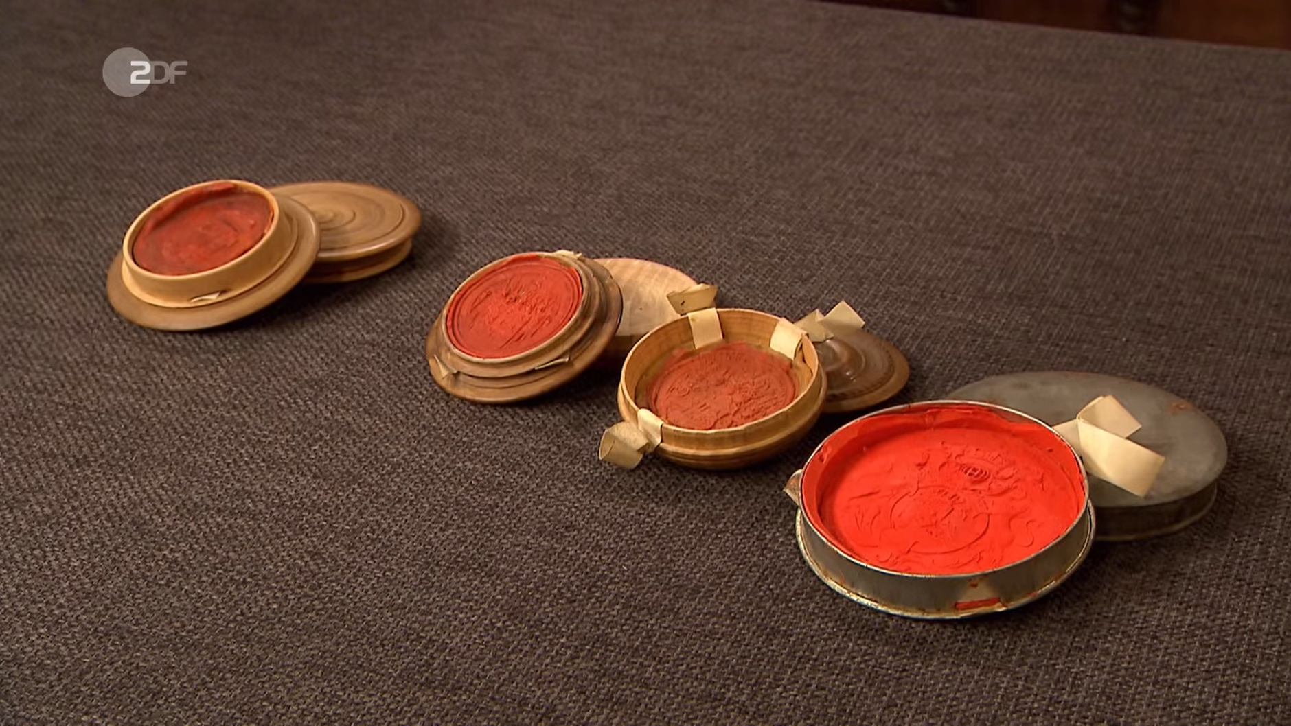 Die vier Wachssiegel bei der „Bares für Rares“-Expertise.