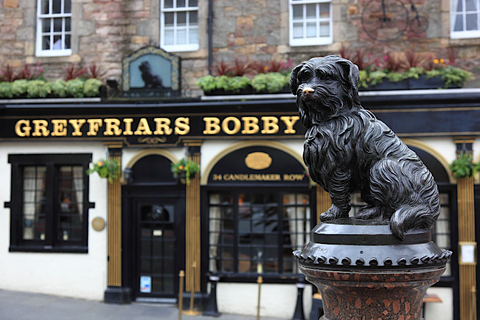 Der Pub Greyfriars Bobby mit der gleichnamigen Hundestaue in Edinburgh. Ab Montag werden die Abstandsregelungen in Pubs und Restaurants in Schottland aufgehoben.