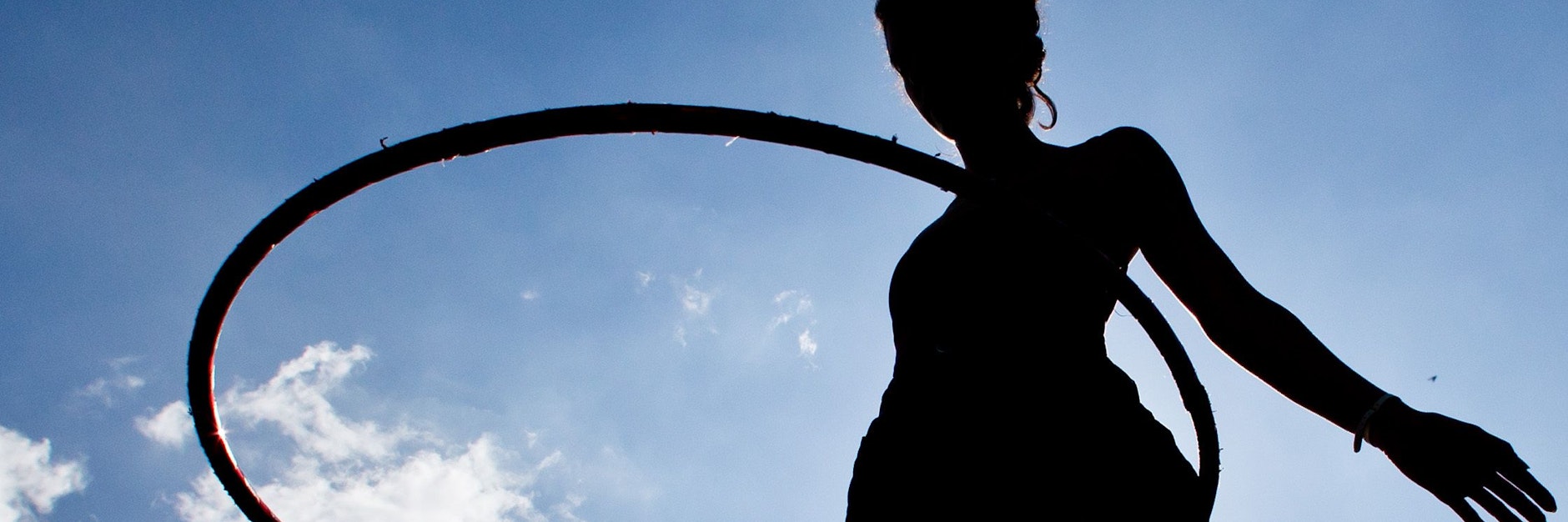 „Hula-Hoop sorgt für eine Festigung im Core-Bereich, stärkt also Bauch, Rücken und Taille“, sagt Expertin&nbsp;Corinna Loroff.