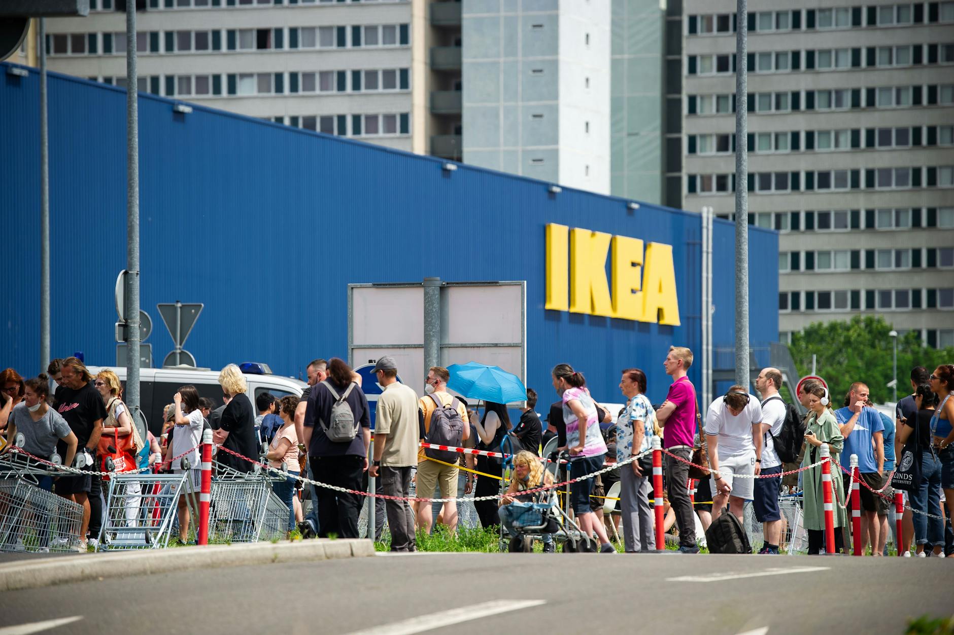 Der Impf-Drive-In und -Walk-In auf dem Ikea-Parkplatz in Lichtenberg. Ab sofort können hier auch Kinder und Jugendliche ab zwölf Jahren geimpft werden.