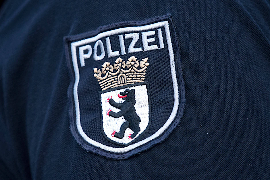 Ein Abzeichen der Berliner Polizei ist an dem Ärmel eines Polizisten zu sehen (Symbolbild).