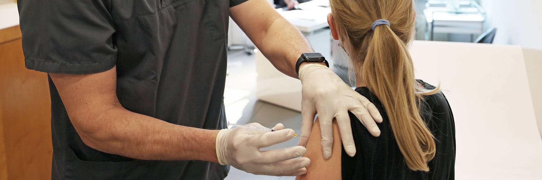 Ein Mädchen (12) wird in einer Kölner Hausarztpraxis gegen Corona geimpft.