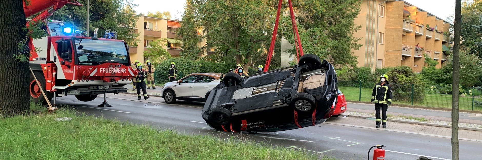 Ein Feuerwehr-Kran hebt den Polo der Carsharing-Firma hoch, kurz danach stand er wieder auf seinen Rädern.