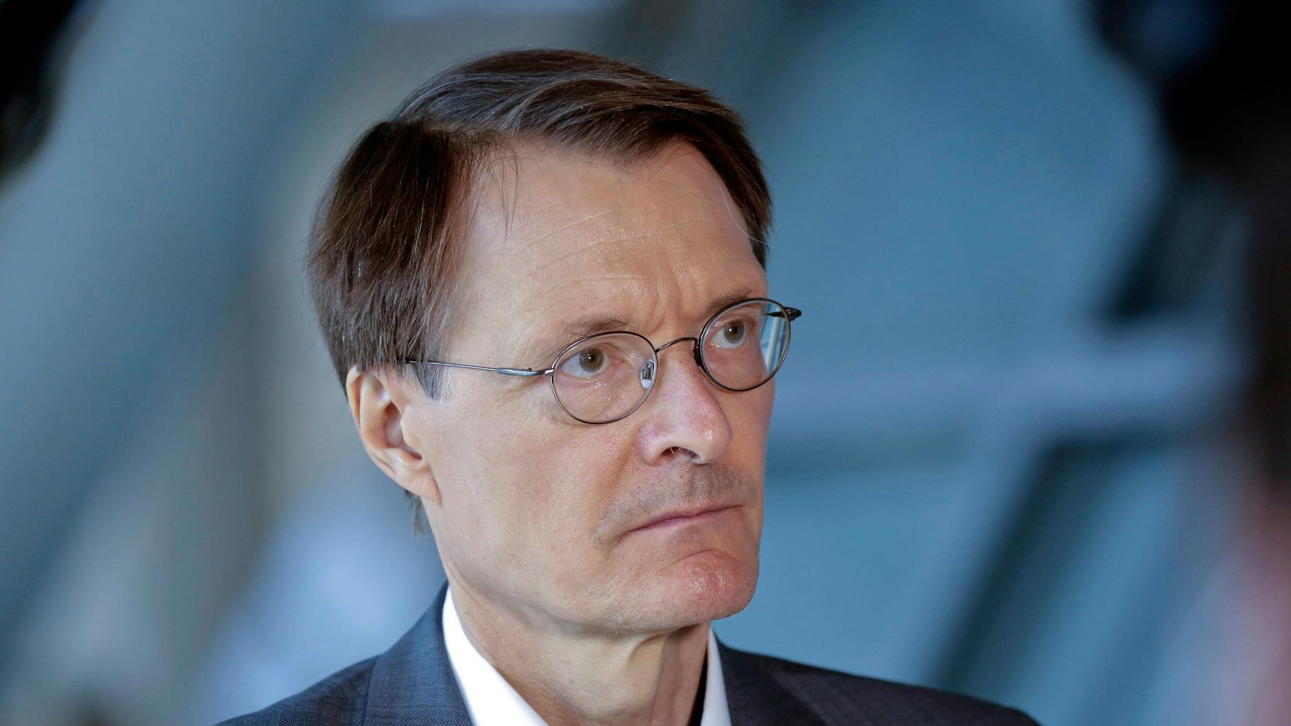 Karl Lauterbach ist der Ansicht, dass die Entscheidung über das Impfangebot für Kinder und Jugendliche früher hätte kommen müssen.