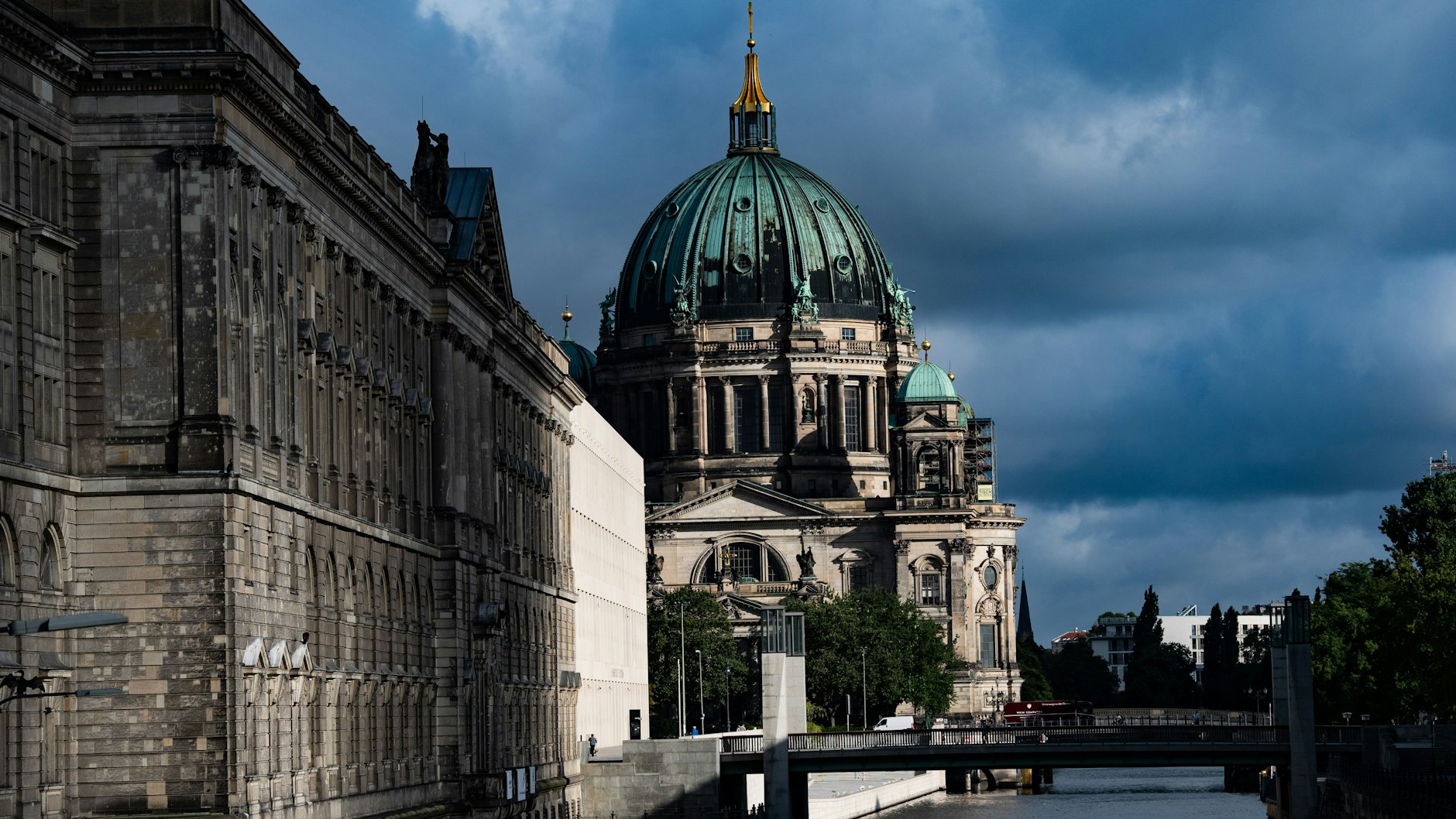 Don't worry, only a 25 per cent chance of rain today. We can't post a corona picture every day - everyone knows what someone getting vaccinated looks like at this point.