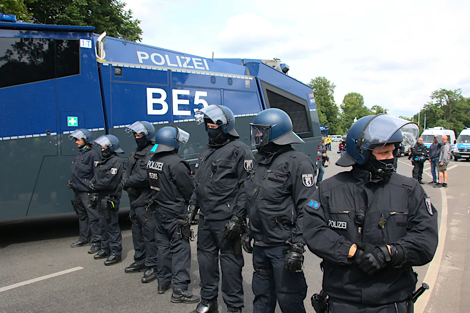 Polizisten sperren die Straße des 17. Juni, wo am Sonntag eine „Querdenker“-Demonstration stattfinden sollte. Sie wurde verboten.