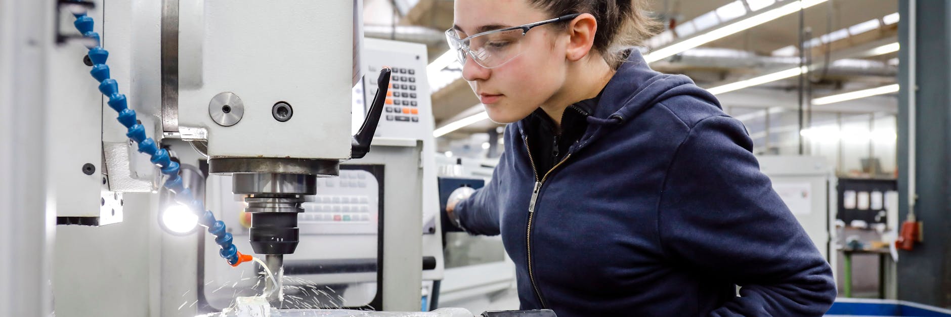 Eine Auszubildende im Maschinenbau: Ein eher seltenes Bild in der deutschen Industrie..