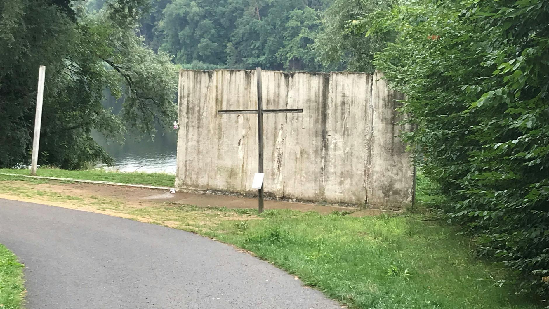 Ein Verein sorgte dafür, dass dieser Teil der Mauer zwischen Potsdam und Berlin am Uferweg des Griebnitzsees erhalten blieb. Ein Holzkreuz erinnert an die Toten, die in diesem DDR-Grenzabschnitt ums Leben kamen.