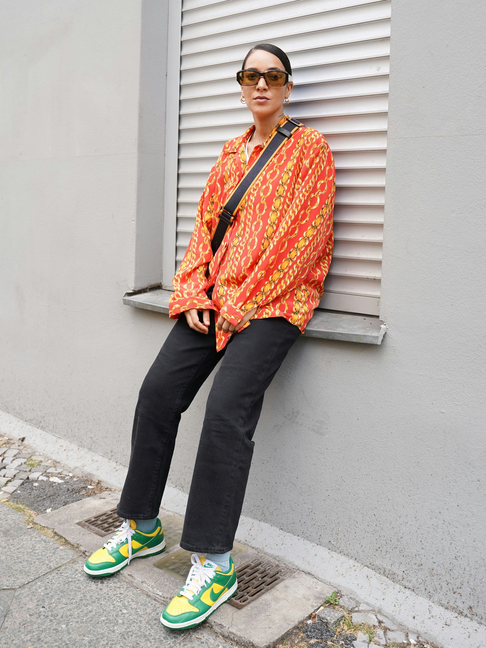 Isi arbeitet als Artdirector bei Zalando. Sie trägt eine Vintage-Bluse, dazu eine schwarze Levi’s Jeans und Nike Dunk Low.