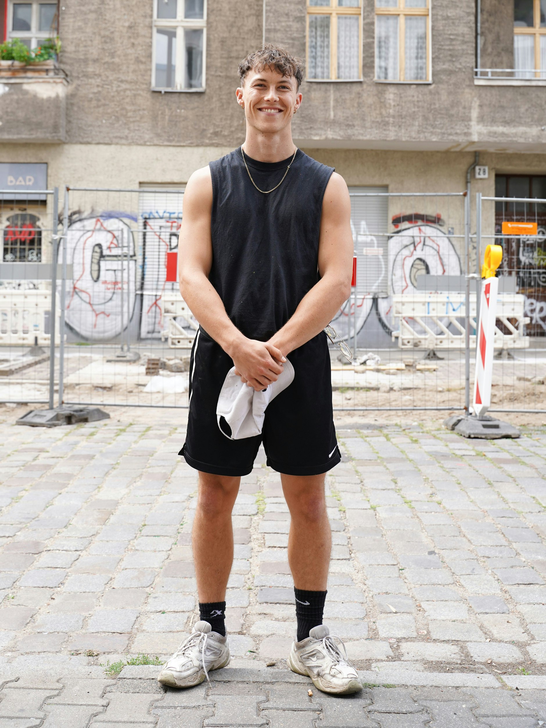 Fletcher ist der Star der Weserstraße. Der Barista aus dem Café Dots ist ausgebildeter Pianist, er begann während des Lockdowns, die Nachbarschaft mit <a href="https://www.berliner-zeitung.de/wochenende/der-prinz-von-neukoelln-li.176699">Liveauftritten von seinem Balkon</a> aus zu bespaßen.&nbsp;