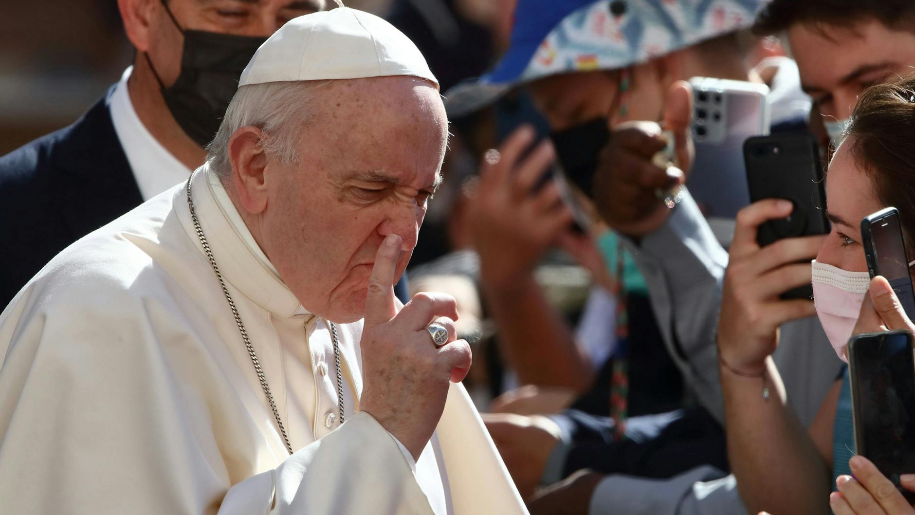 Leidet Papst Franziskus etwa an einer gustatorischen Rhinitis, oder juckt nur der Nasenflügel?
