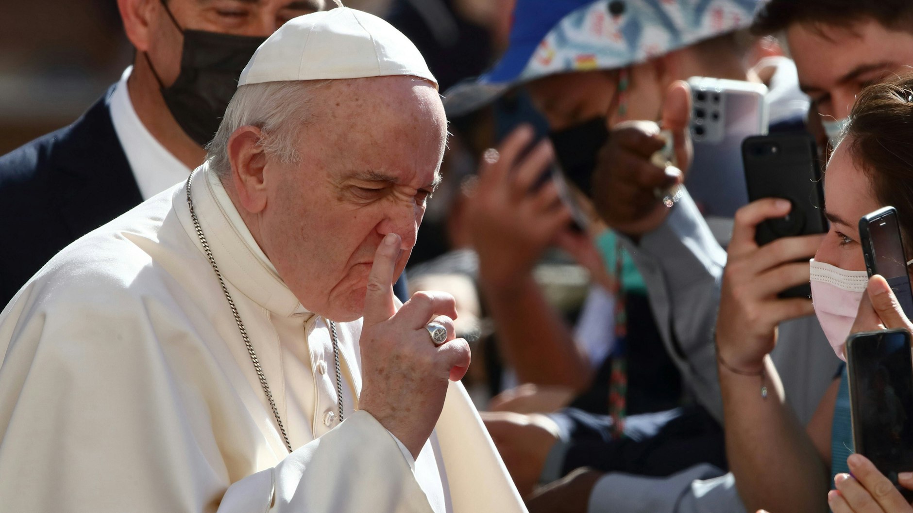 Leidet Papst Franziskus etwa an einer gustatorischen Rhinitis, oder juckt nur der Nasenflügel?