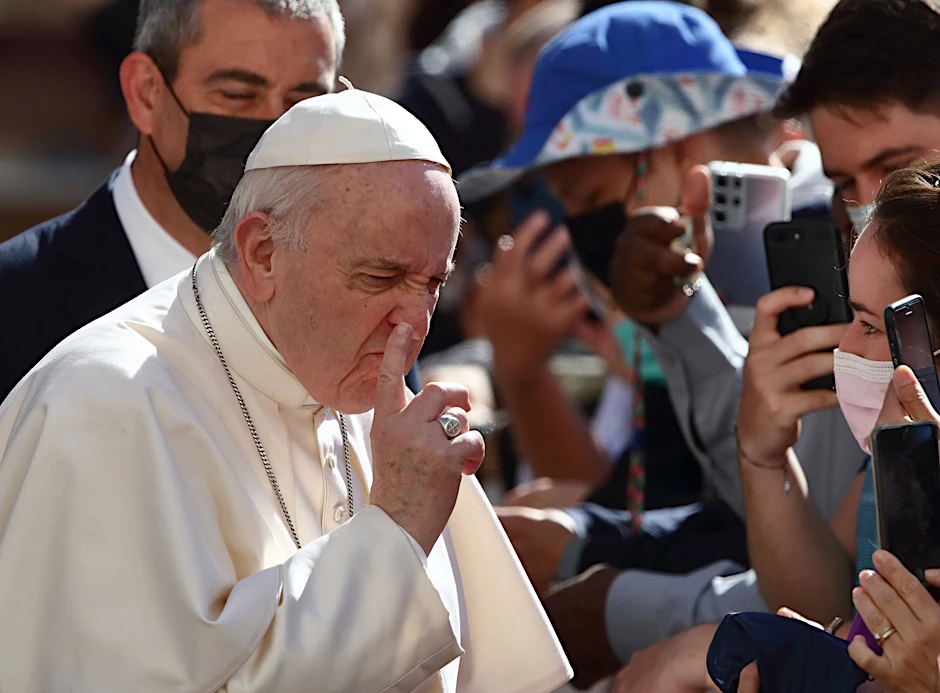 Leidet Papst Franziskus etwa an einer gustatorischen Rhinitis, oder juckt nur der Nasenflügel?