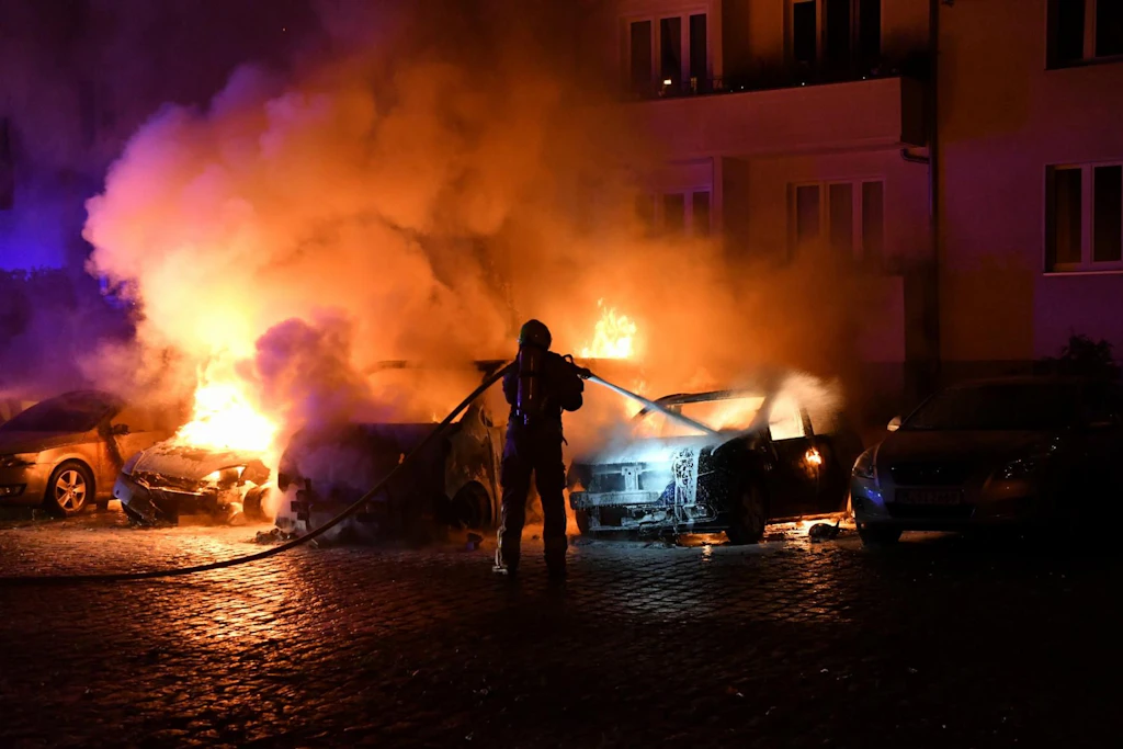 Mehrere Autos in Berlin in Flammen