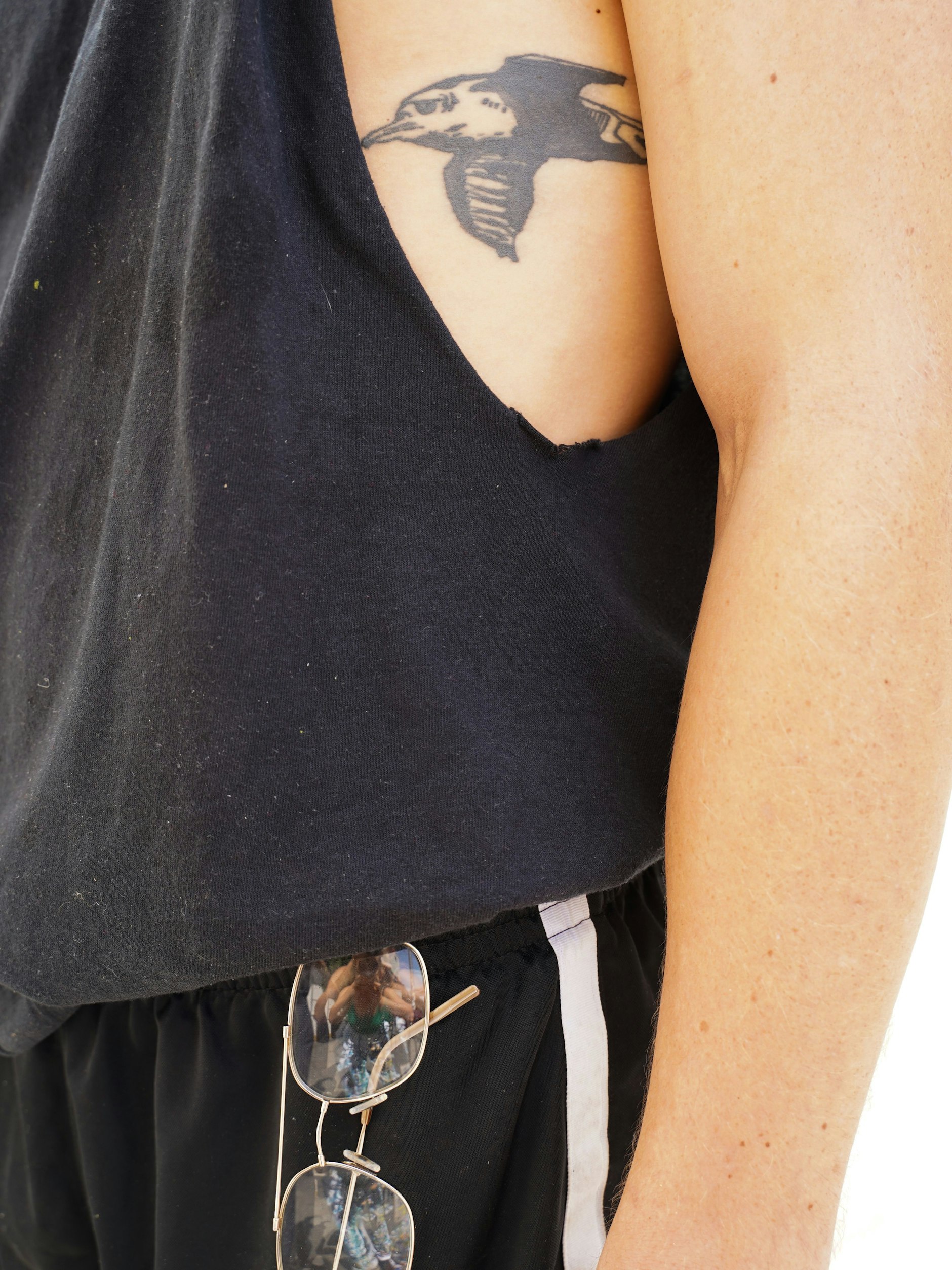 Fletcher kommt ursprünglich aus Neuseeland, das Möwen-Tattoo ist für ihn ein Symbol seiner Heimat. Die Brille hat sechs Euro gekostet, er trägt sie bei der Arbeit.